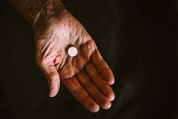 Tabletki leku lub w ręce starej kobiety — Zdjęcie stockowe