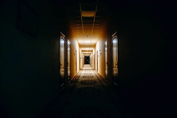 Corredor escuro com muitas portas — Fotografia de Stock