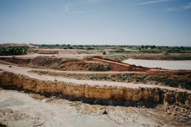 Panoramik kireç ocağı, sarı ve turuncu taş madencilik