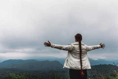 Dağ tepe, dağ manzarası, özgürlük ve mutluluk kavramı Kollarını açarak tezahürat kadın uzun yürüyüşe çıkan kimse