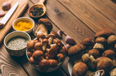 Mantar ve baharat mutfak ahşap bir masa, seçici odak üzerinde