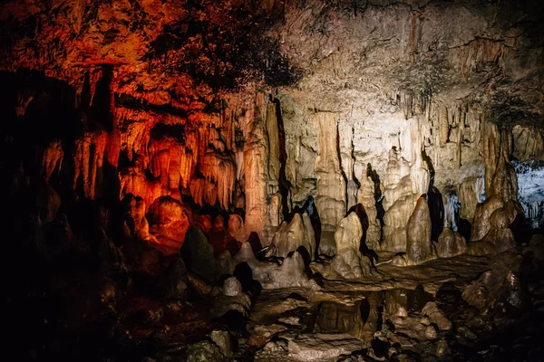 Estalactitas y estalagmitas dentro de la cueva —  Fotos de Stock