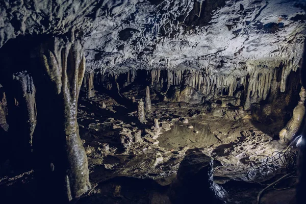 Estalactites e estalagmites dentro da caverna subterrânea com alta umidade — Fotografia de Stock