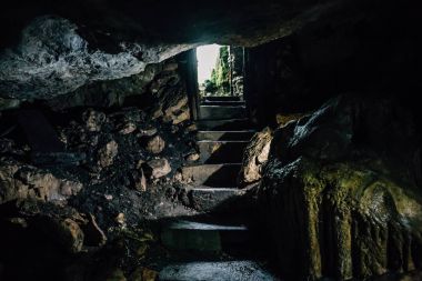 Mağara ile taş merdiven çıkmak