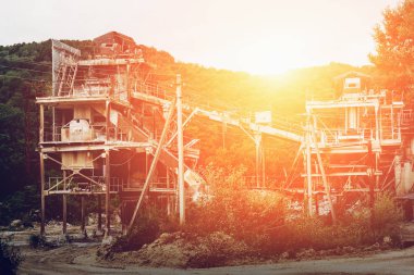 Bitki veya fabrika maden ocağında günbatımında işleme cevheri