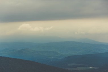 Katmanlar sabah sis Dağı