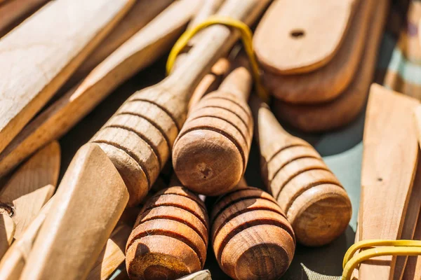 Close-up van houten handgemaakte gebruiksvoorwerp, handgemaakte keukengerei — Stockfoto