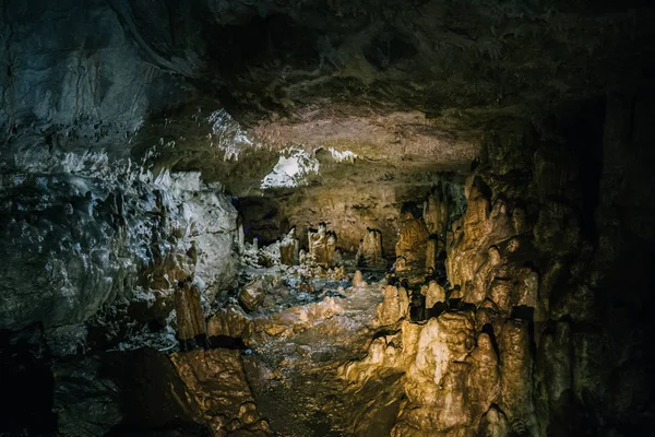 Hermosa cueva subterránea natural oscura —  Fotos de Stock