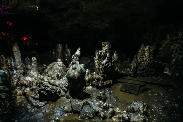 Stalagmit ve Velké síni karmy strašidelné podzemní přírodní jeskyně — Stock fotografie