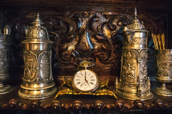 Старий старовинний антикварний срібний годинник і посуд на дерев'яній полиці — стокове фото