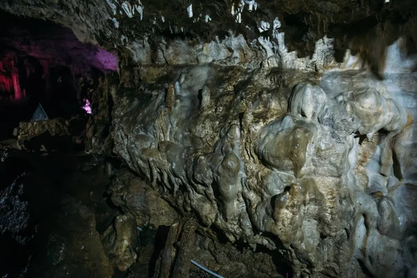 Steinmauer mit Auswüchsen in der unterirdischen Höhle — Stockfoto