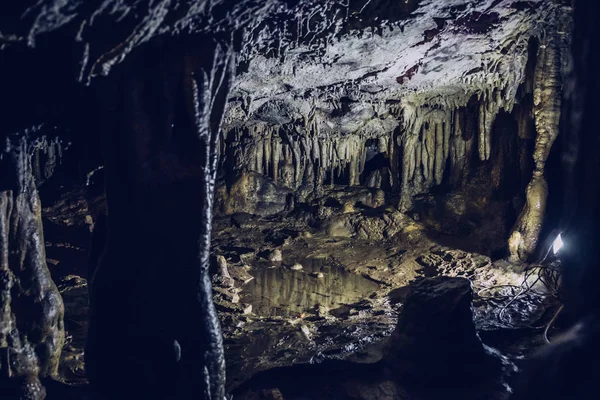 Staré krásné ponuré jeskyně se stalaktity a stalagmity — Stock fotografie