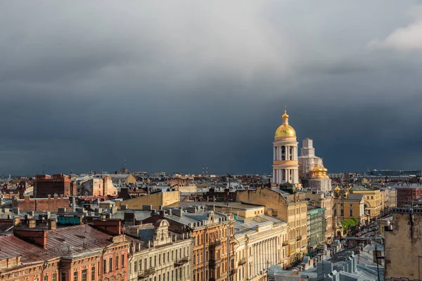 Sint-Petersburg panoramisch uitzicht van op het dak in downtown huizen van de oude stad — Stockfoto