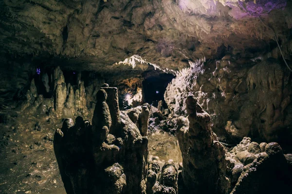 Estalagmitas que crecen desde el suelo en el gran salón de la cueva subterránea —  Fotos de Stock