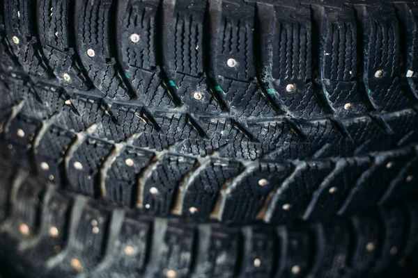 Close-up da roda do carro, pneu de inverno com picos de ferro — Fotografia de Stock