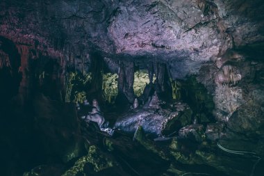 Taş yeraltı karanlık mağaranın içinde