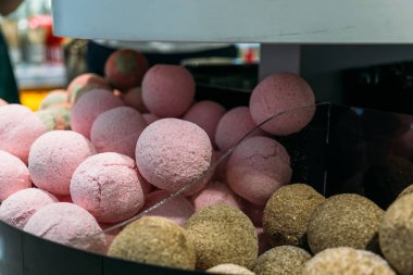 Pembe ve kahverengi top - mağaza rafındaki banyo tuzu