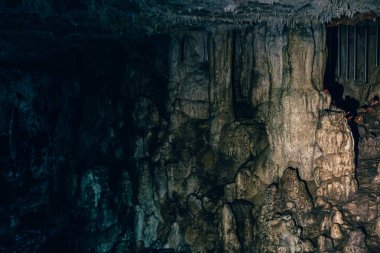 Speleothem, sarkıt, dikitler ve Adygeya stalagnates mağara
