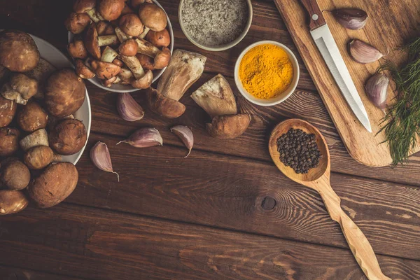 Rustik Ahşap mutfak masasında, mantar malzemelerle kopya alanı Üstten Görünüm