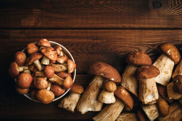 Paddestoelen achtergrond, bovenaanzicht, over houten rustieke boord, kopie ruimte — Stockfoto