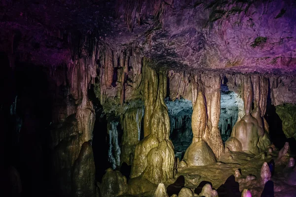 Formaciones de Cuevas en las montañas de Adygea —  Fotos de Stock