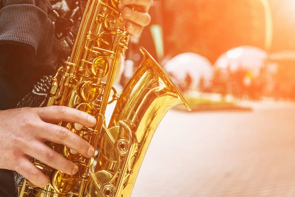 Primer plano de la mano de un músico callejero tocando el saxofón — Foto de Stock