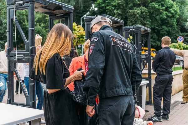 Voronezh, Rusland - 8 September 2017: bewakers in de buurt van metaaldetectors in een openbare plaats op een stad, Voronezj, Dynamo vakantiepark — Stockfoto