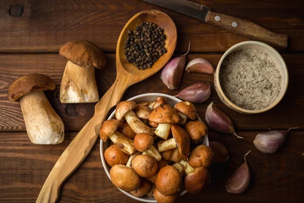Ingrediënten voor champignonsoep op houten rustieke achtergrond, bovenaanzicht — Stockfoto