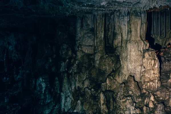 Cueva con espeleoellos, estalactitas, estalagmitas y estalagnados en Adygeya —  Fotos de Stock