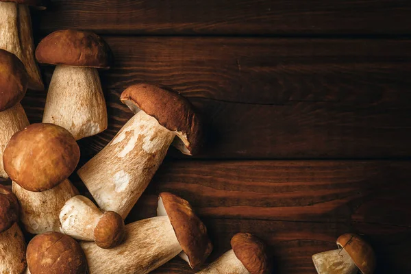 Latar belakang musim gugur, jamur Porcini pada kayu cokelat gelap, menyalin ruang — Stok Foto