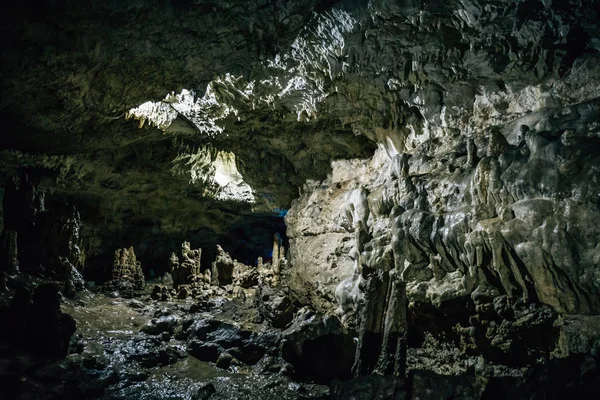 Тоннель в пещере со сталактитами и сталагмитами в Адыгее — стоковое фото