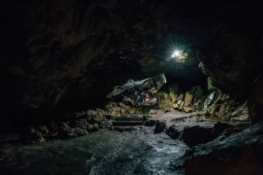 Büyük karanlık korkutucu yeraltı mağara tünel şeklinde dan çıkmak