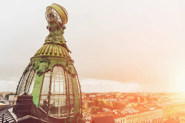 Tower House şarkıcı veya ev kitap Nevsky Prospekt, St. Petersbyrg, Rusya Federasyonu. Güneş ışığı altında büyük windows güzel eski bronz kule
