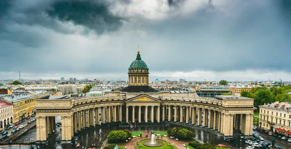 Panorama de São Petersburgo, vista aérea da famosa Catedral de Kazan ou Catedral de Nossa Senhora de Kazan, Igreja Ortodoxa Russa com colunata — Fotografia de Stock