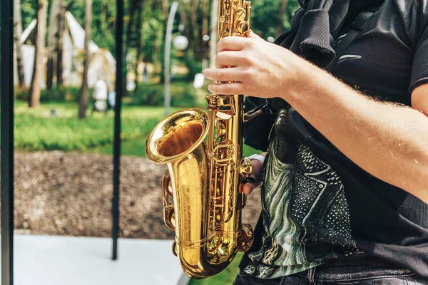Saxofonista músico callejero toca música de jazz en el parque en el día soleado — Foto de Stock