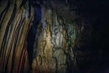 Yeraltı mağarasında büyük güzel sarkıt