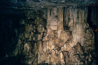 Speleothem, sarkıt, dikitler ve Adygeya stalagnates mağara