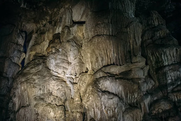 Kamenné útvary na stěnách podzemní jeskyně — Stock fotografie