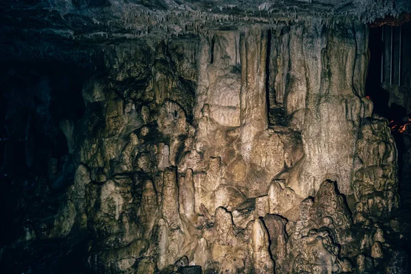 Cueva con espeleoellos, estalactitas, estalagmitas y estalagnados en Adygeya —  Fotos de Stock
