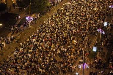 Voronej şehir cadde boyunca yürüyüş insanların büyük kalabalık 