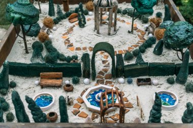 Minyatür evler, kum kutusunda oyuncak manzara nesneler