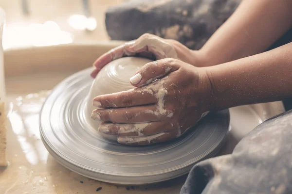 Potter trabalha com argila branca na roda de cerâmica — Fotografia de Stock