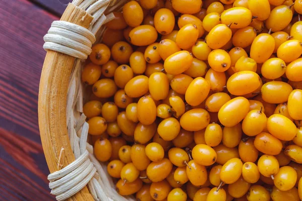 Seabuckthorn dalam keranjang kayu — Stok Foto