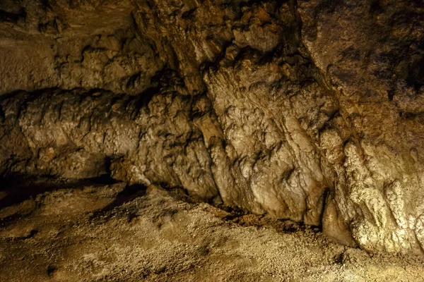 Die Tunnelwand in der unterirdischen Höhle — Stockfoto