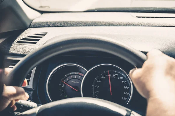 Speedometer mobil pada kecepatan 100 kilometer per jam — Stok Foto
