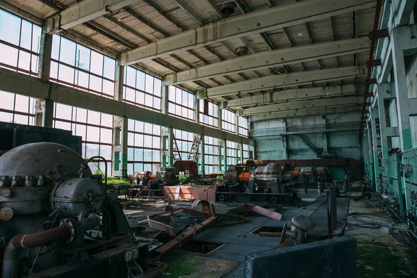 Μεγάλη βιομηχανική αίθουσα της εγκαταλελειμμένο εργοστάσιο — Φωτογραφία Αρχείου