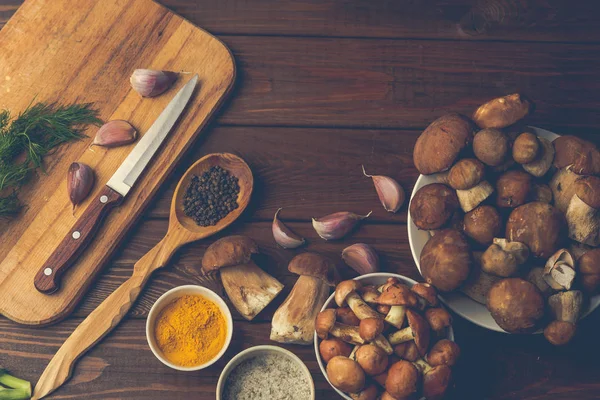 Las setas frescas con las especias y las hierbas sobre la tabla de madera como los ingredientes — Foto de Stock