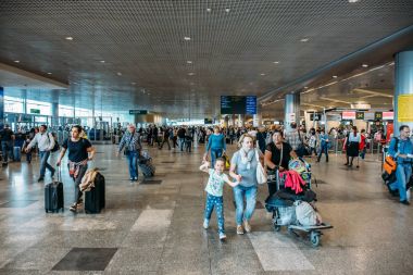 Moskova, Domodedovo, Rusya Federasyonu - 29 Mayıs 2017: yolcu uçuş, Moskova Domodedovo Uluslararası Havaalanı için acele ediyorsun