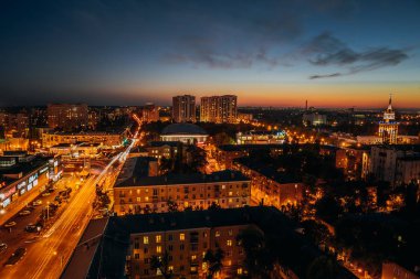 Voronej gece şehir merkezi sokakları, trafik, ile Panoraması Voronej, Rusya, Eylül 2017 yaklaşık: alışveriş merkezleri ya da alışveriş merkezleri ve apartmanlar, yükseklikten görüntüleyin
