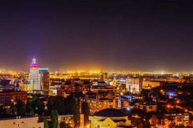 Voronej, Rusya, Eylül 2017 yaklaşık: Gece Voronej şehir, Ramada Plaza hotel, şehir merkezine havadan görünümü